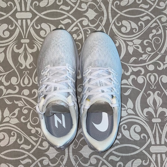 Brand new women white nike shoes - Picture 6 of 13